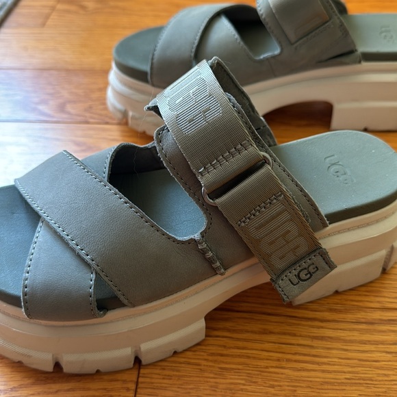 Ugg sandals gently worn women’s size 6.5 - Picture 6 of 8
